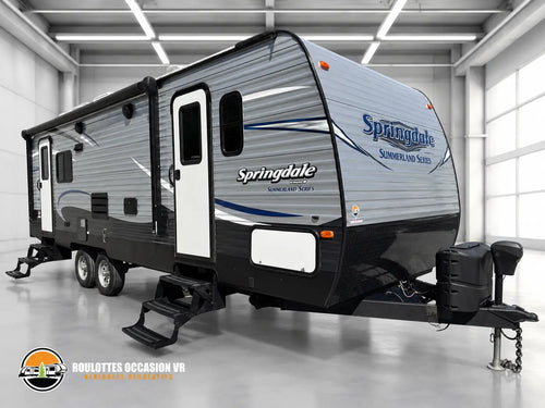 Keystone Springdale Summerland 2660RL 2017 photographiée de l’avant dans le showroom de Roulottes Occasion VR