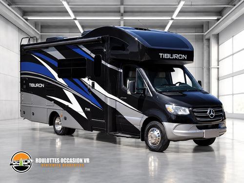 Vue avant et côté passager du motorisé Thor Tiburon 24FB 2021 sur châssis Mercedes-Benz.