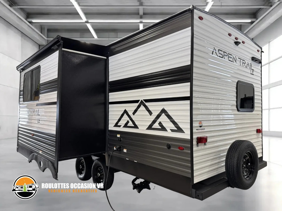 Vue arrière de la Dutchmen Aspen Trail 23BH 2026 avec extension ouverte et roue de secours.