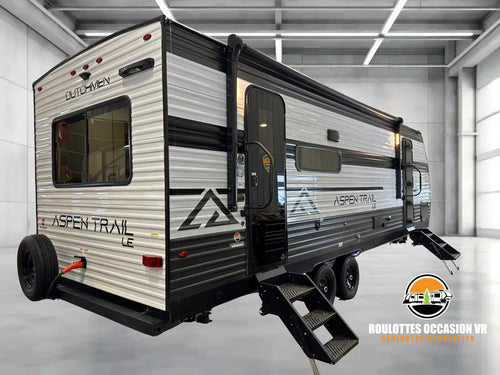 Vue arrière de la Dutchmen Aspen Trail 26RL 2026, côté porte, avec auvent et roue de secours.