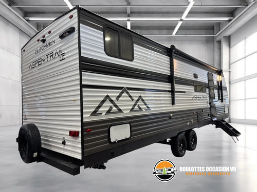 Vue arrière de la Dutchmen Aspen Trail 29BH 2026, côté porte, avec auvent et roue de secours.