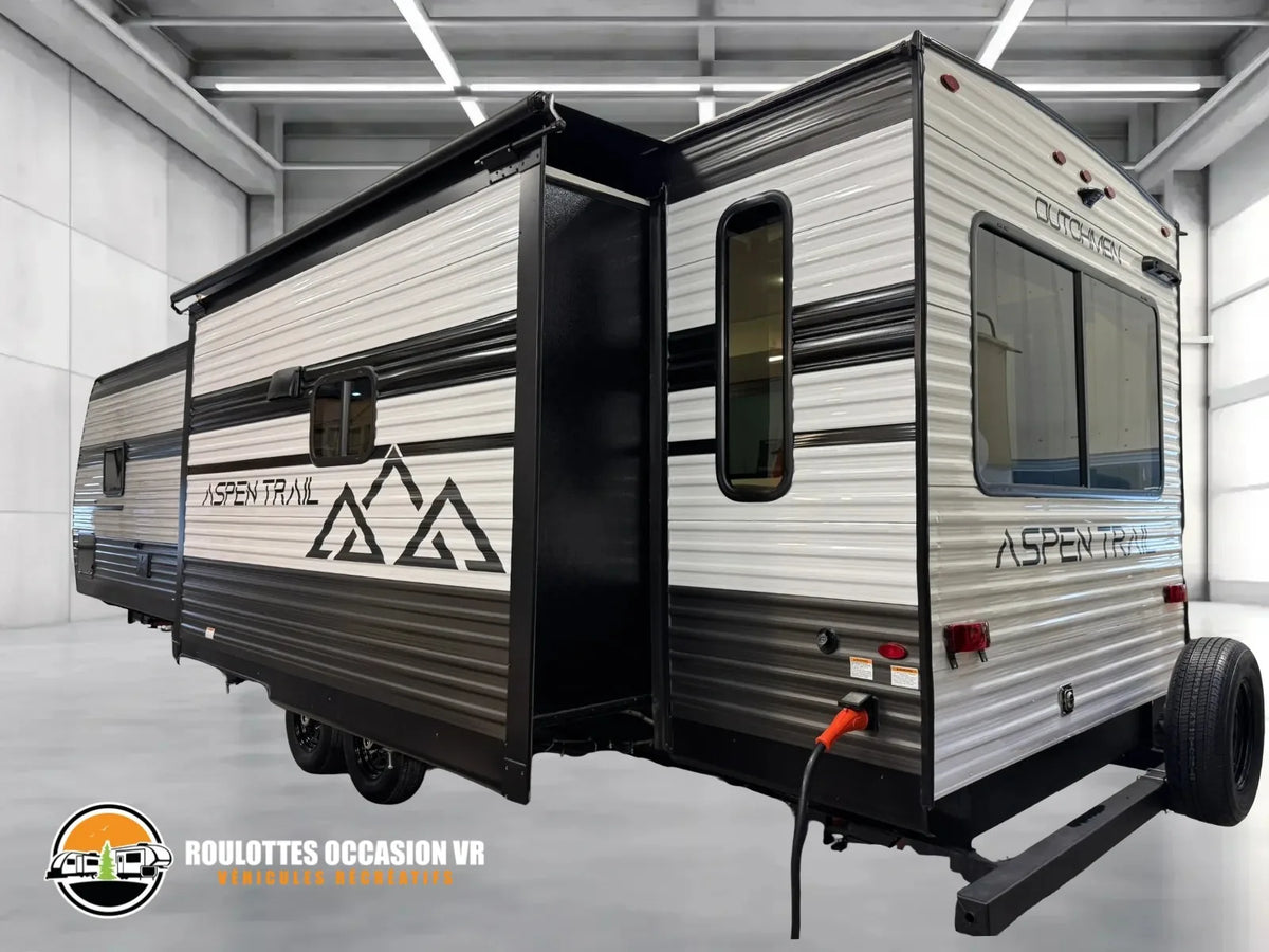 Vue arrière de la Dutchmen Aspen Trail 3410RLL 2026 avec extension ouverte.