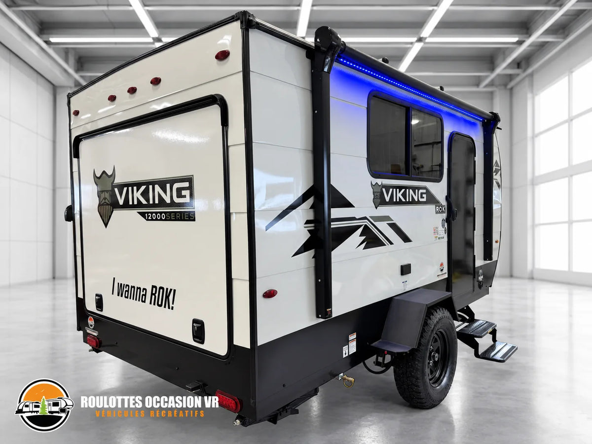 Viking 12000ROK 2026 vu de l’arrière, côté porte, avec auvent éclairé.