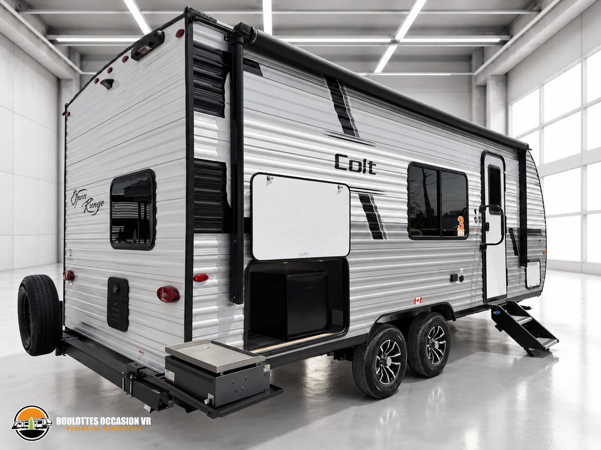 Vue arrière du Colt 20DB 2027, côté porte, avec compartiment extérieur ouvert.