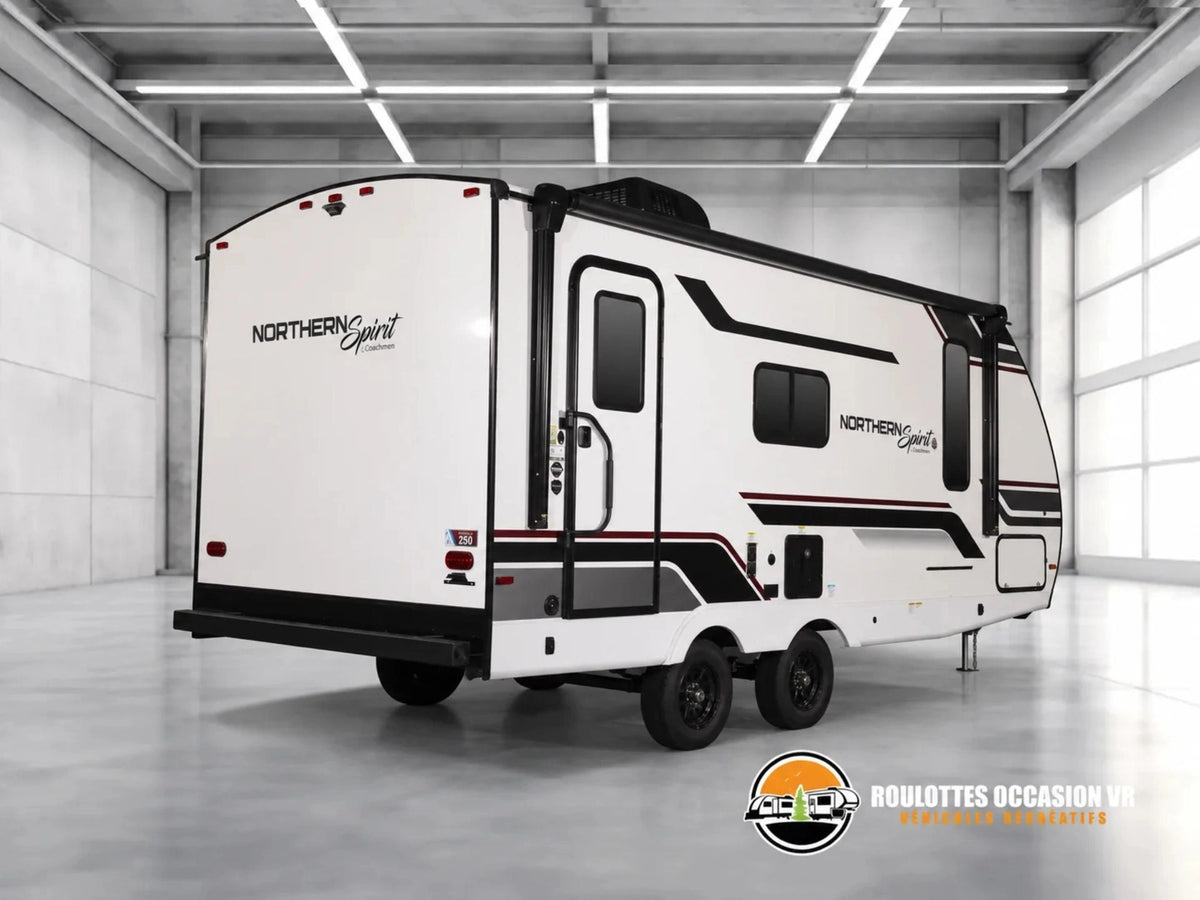 Vue arrière et côté entrée de la Coachmen American Spirit 1943RB, auvent fermé.