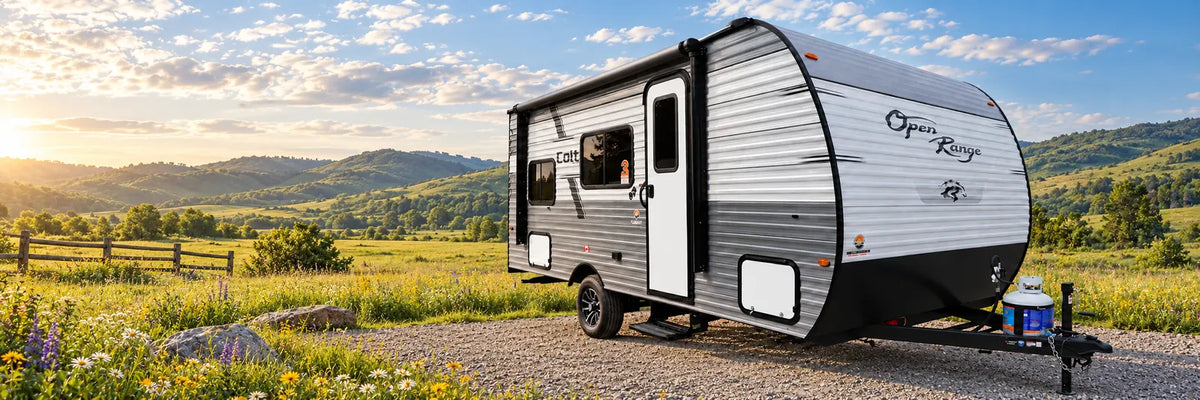 Roulotte Open Range Colt installée sur un emplacement de camping dans la prairie