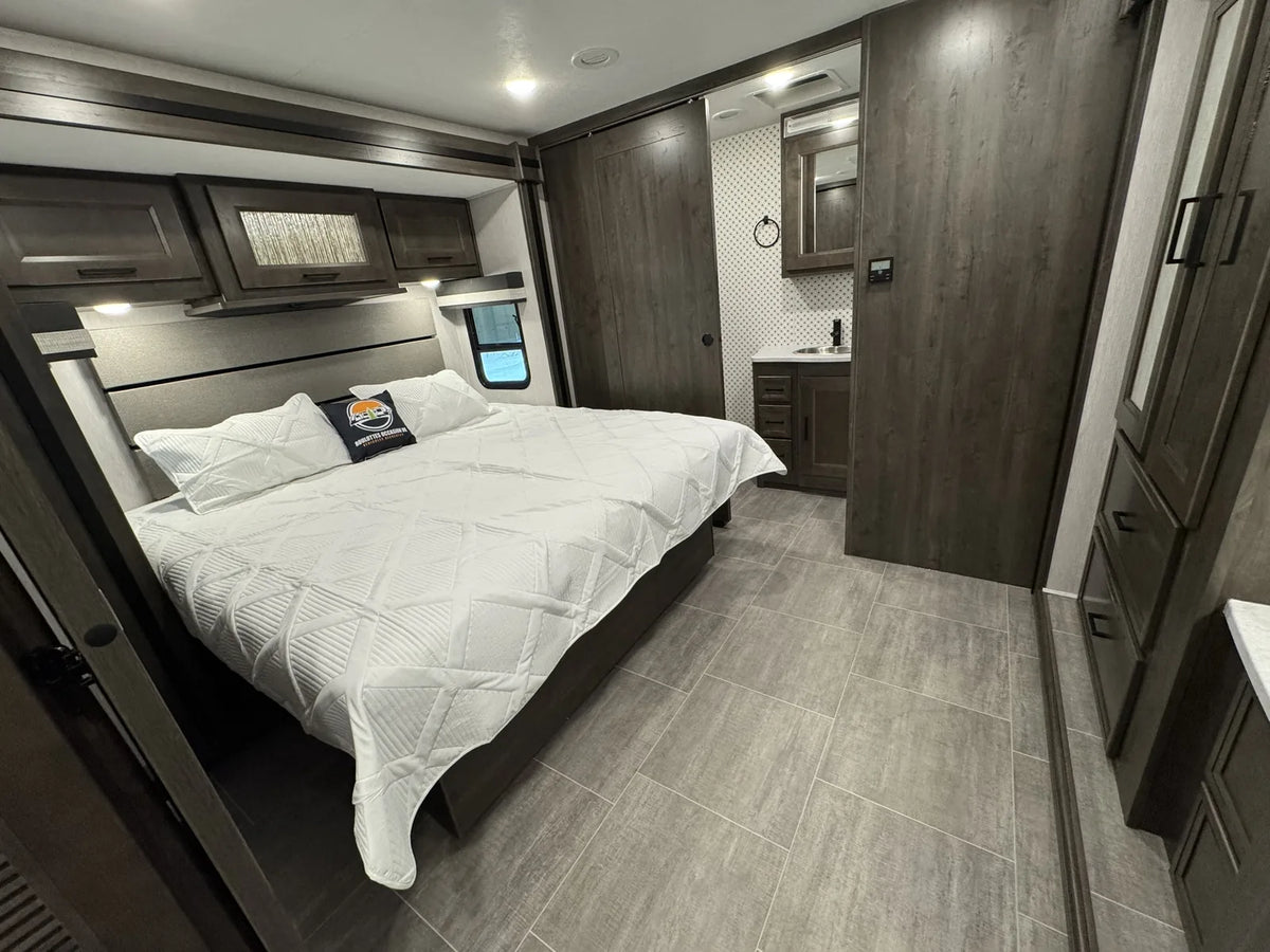 Chambre avec lit et rangements.