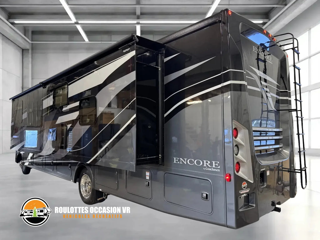 Vue arrière du Coachmen Encore 375RB 2023 avec extensions déployées.