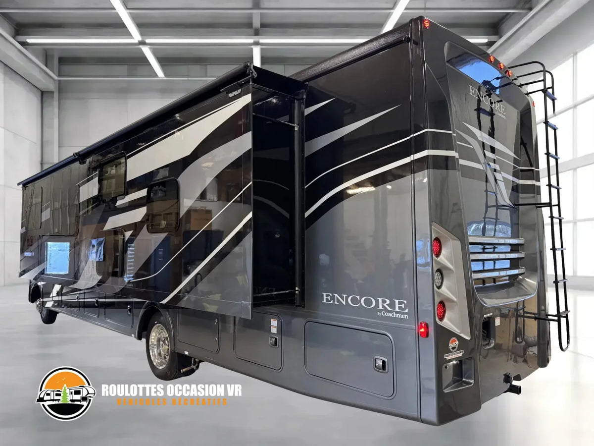 Vue arrière du Coachmen Encore 375RB 2023 avec extensions déployées.