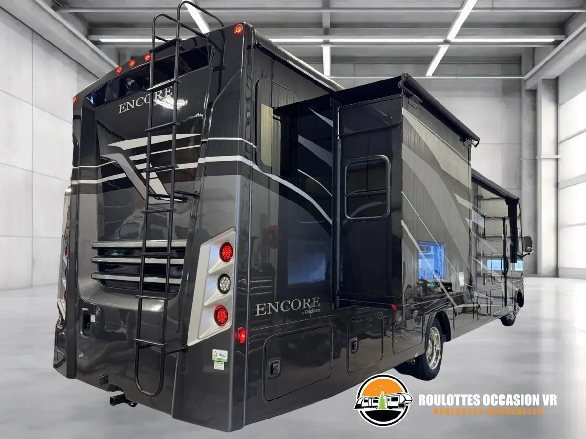 Vue arrière et latérale du Coachmen Encore 375RB 2023.