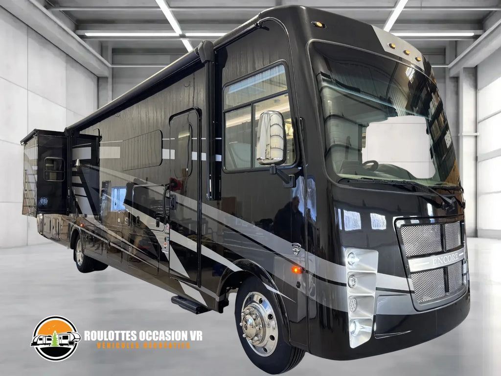 Vue avant et côté passager du Coachmen Encore 375RB 2023.