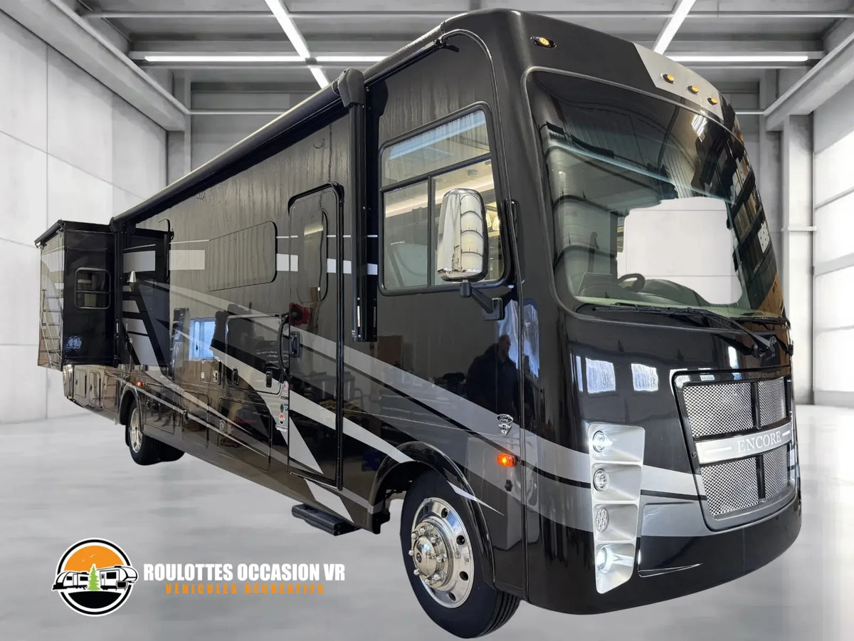 Vue avant et côté passager du Coachmen Encore 375RB 2023.