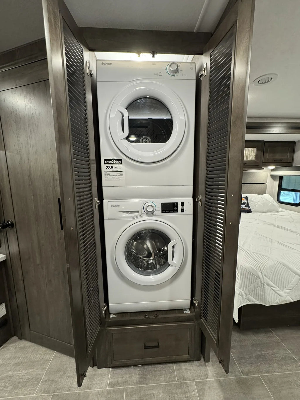 Laveuse et sécheuse superposées du Coachmen Encore 375RB 2023.