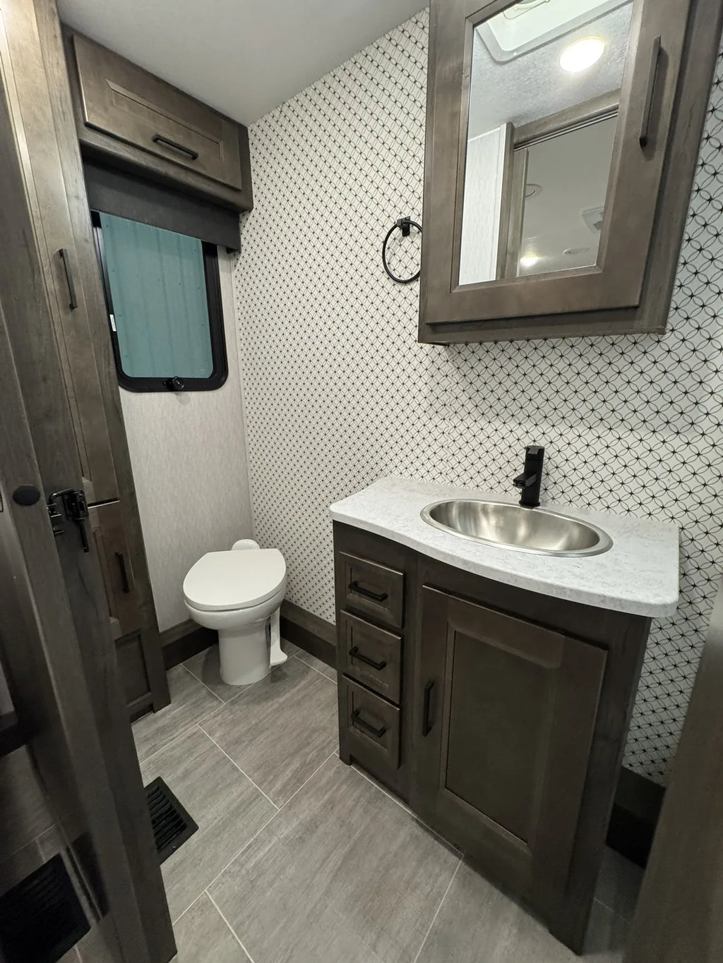 Autre vue du lavabo et de la toilette.