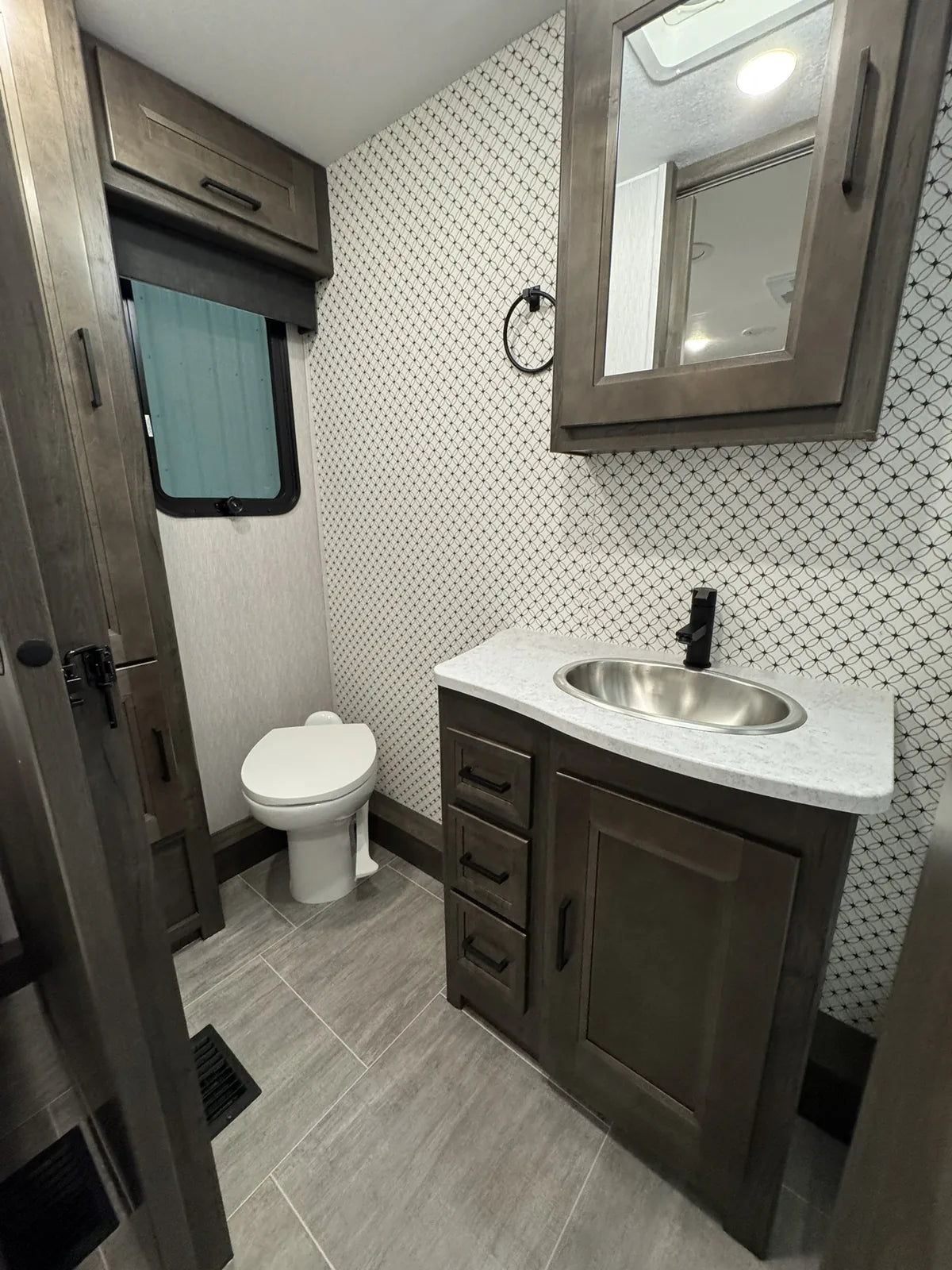 Autre vue du lavabo et de la toilette.