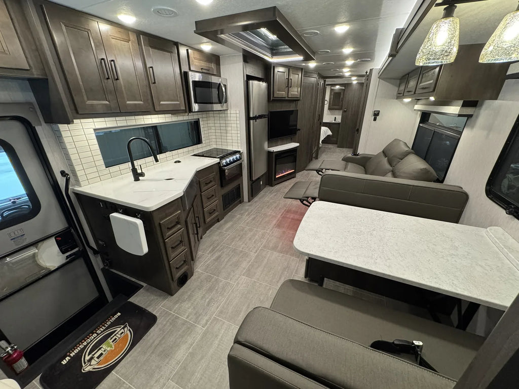 Salon avec banquettes et table du Coachmen Encore 375RB 2023.