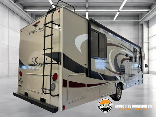 Vue arrière et latérale du motorisé Coachmen Leprechaun 319MB 2019.