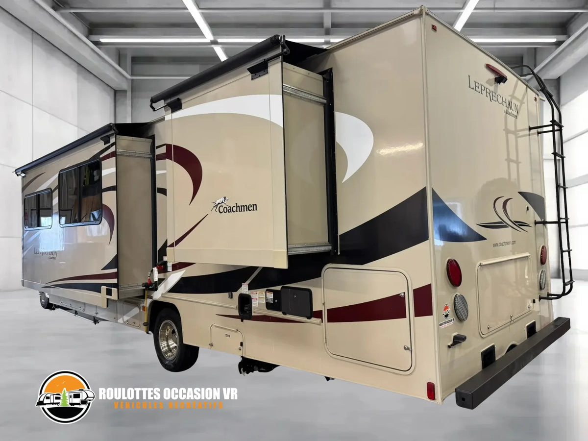 Coachmen Leprechaun 319MB 2019 vu de l’arrière, avec extension déployée et échelle.