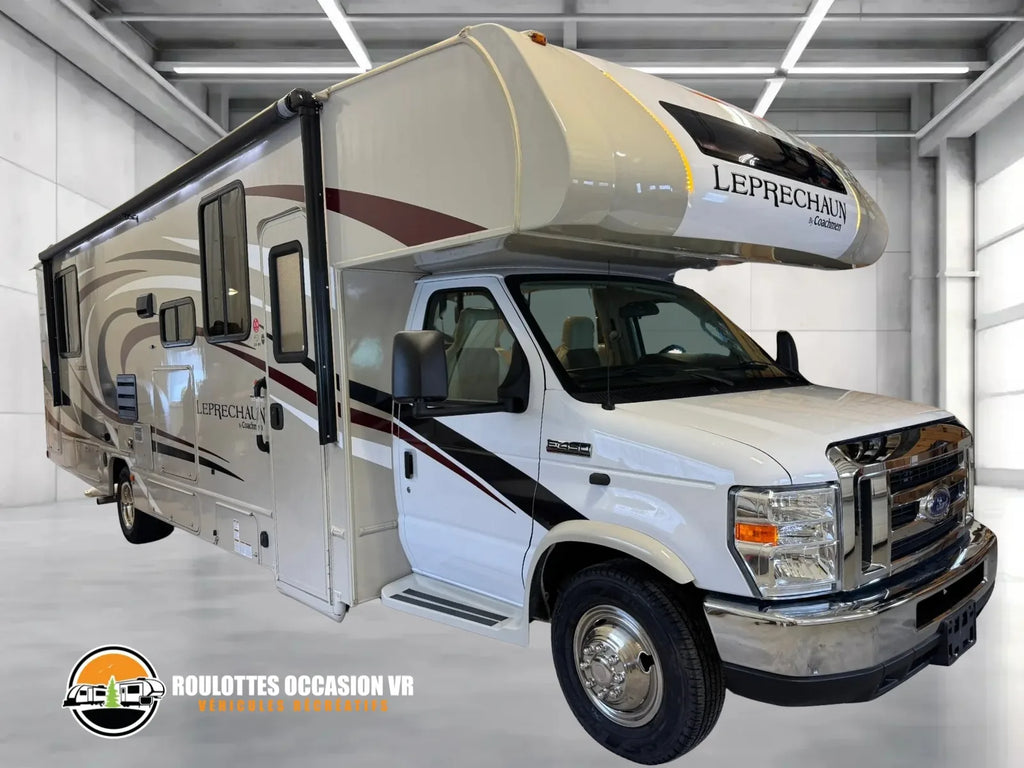 Vue avant et latérale du Coachmen Leprechaun 319MB 2019 sur châssis Ford.
