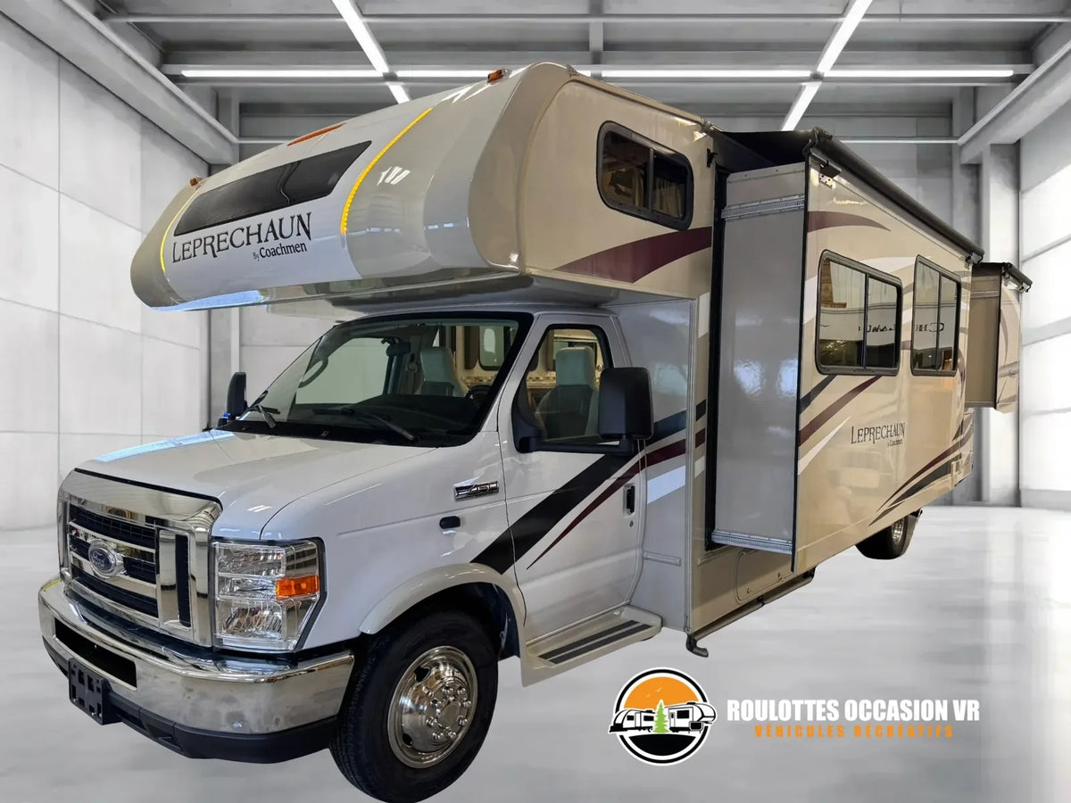 Coachmen Leprechaun 319MB 2019 vu de l’avant, avec extension latérale déployée.