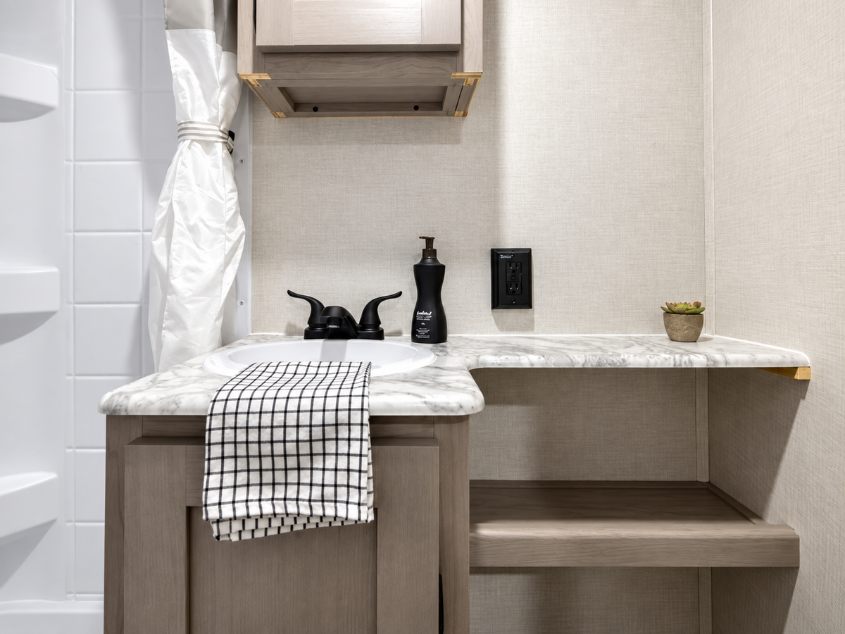 Lavabo, comptoir et rangement de la salle de bain de la Viking 242MK 2027.
