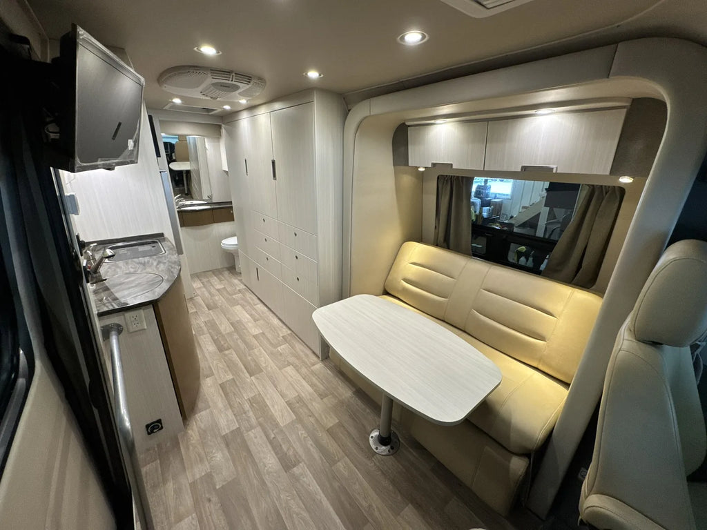 Banquette et table installée dans l’espace repas.