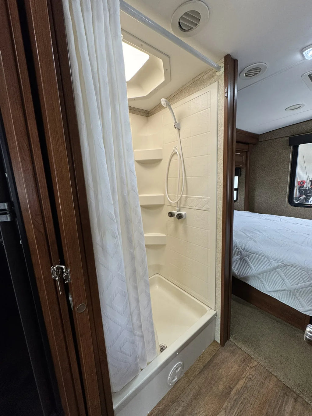 Vue de la douche ouverte à proximité de la chambre.