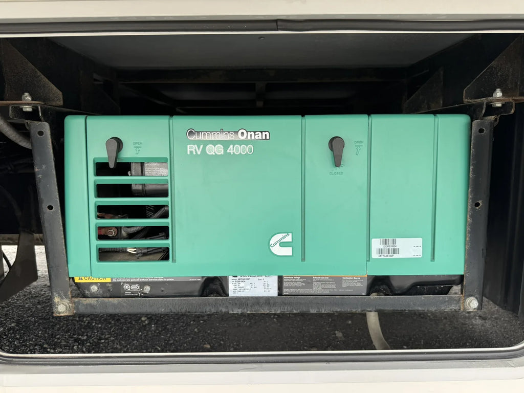 Génératrice Onan RV QG 4000 dans son compartiment extérieur.