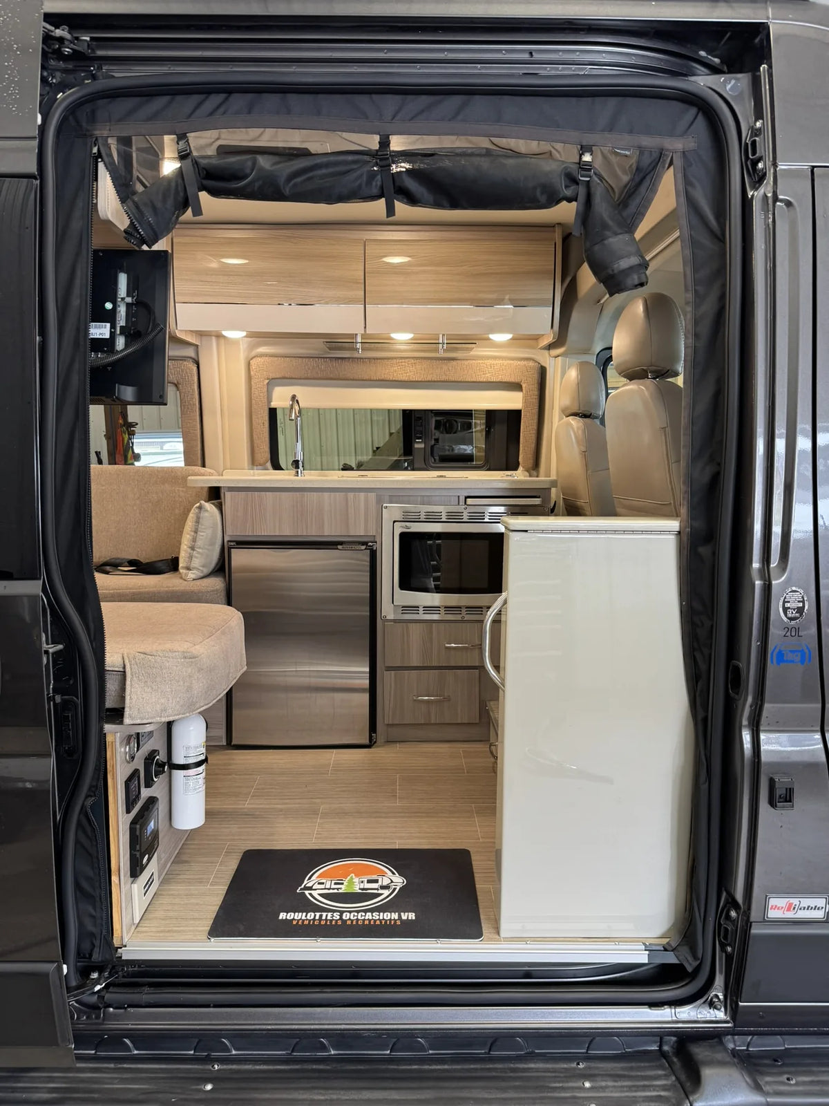 Vue par la porte latérale du motorisé Sequence 20L 2022 montrant le mobilier intérieur.