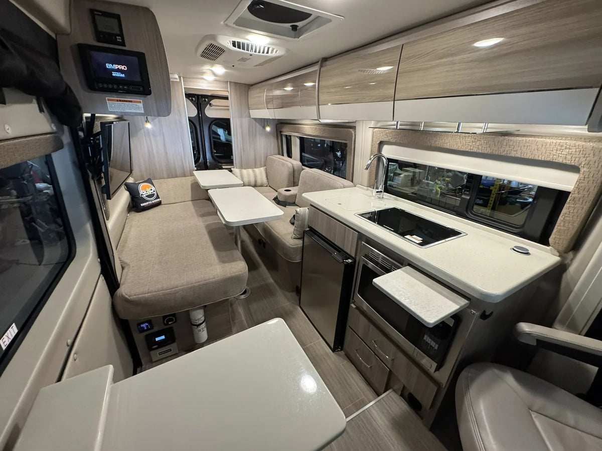 Cuisine, banquettes et rangements du motorisé Classe B Sequence 20L 2022.