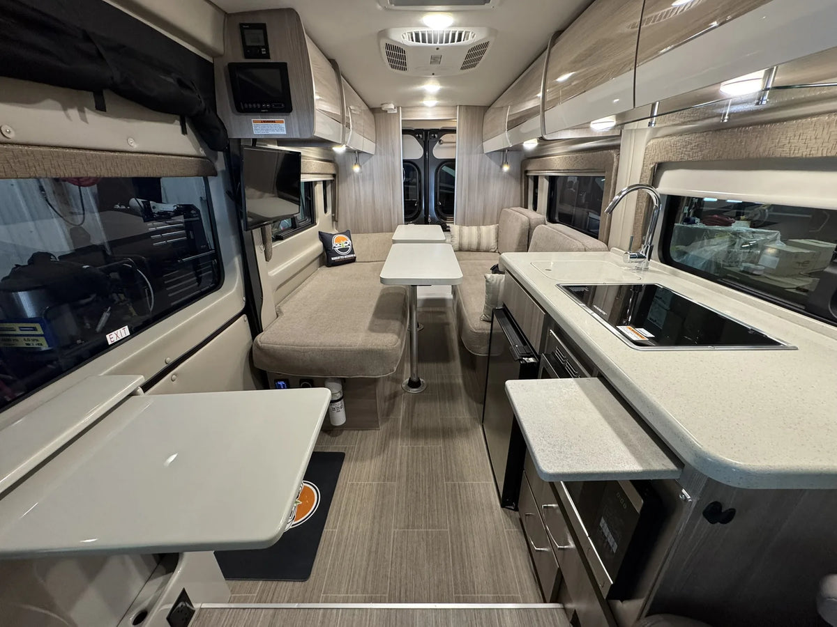 Vue de l’intérieur du motorisé Sequence 20L 2022 montrant la cuisine, le salon et les armoires.