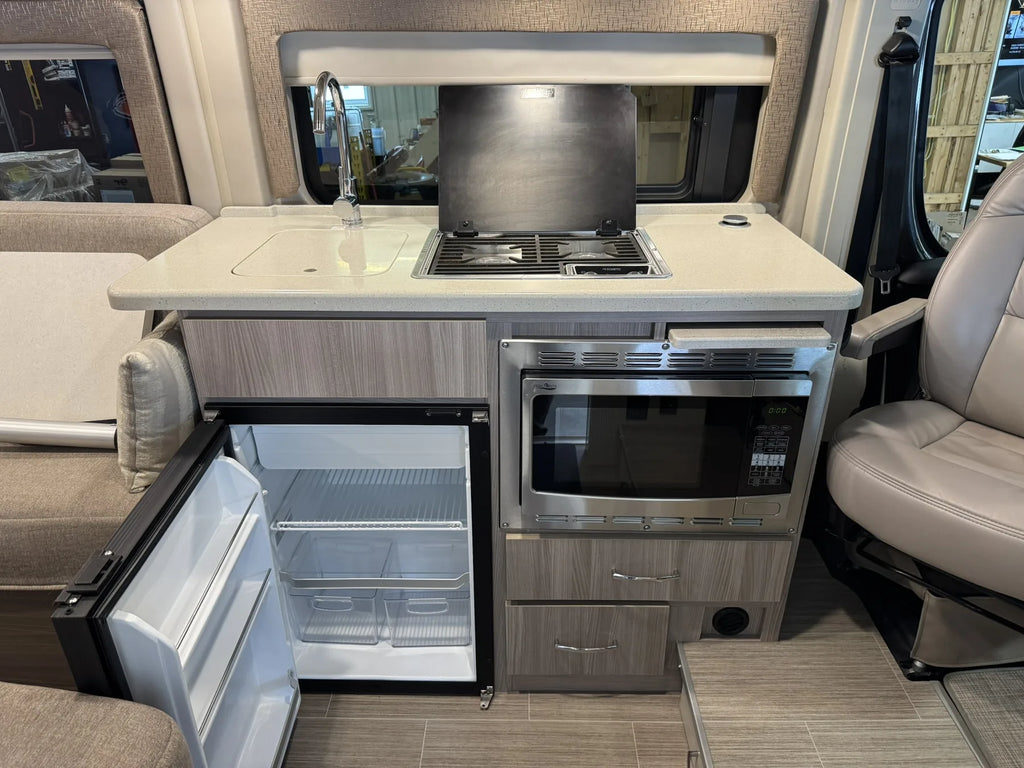 Cuisine du Sequence 20L 2022 avec réfrigérateur ouvert, plaque de cuisson et four à micro-ondes.