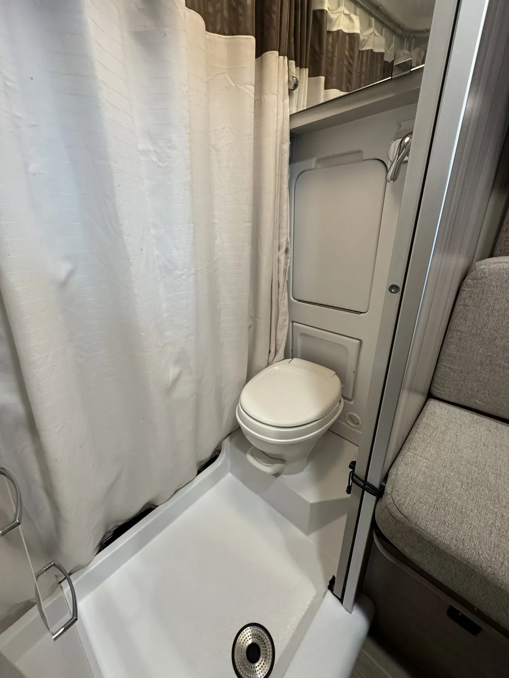 Salle d’eau du motorisé Sequence 20L 2022 avec douche et toilette.