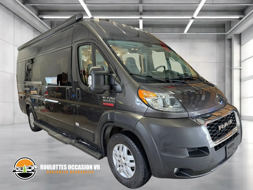 Vue extérieure avant du motorisé Classe B Sequence 20L 2022 sur châssis RAM ProMaster.