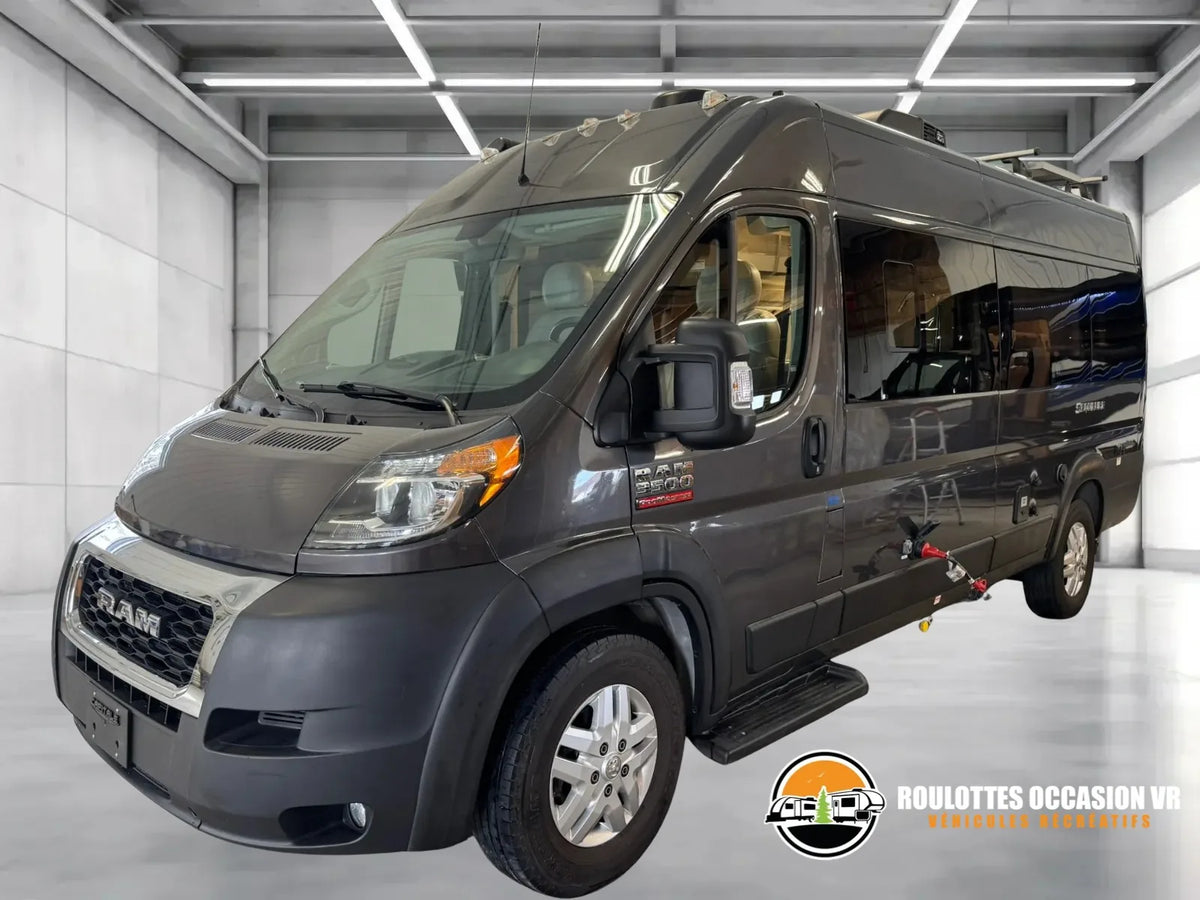 Vue extérieure avant et côté conducteur du motorisé Classe B Sequence 20L 2022 sur châssis RAM ProMaster.