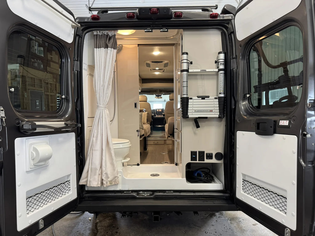 Portes arrière ouvertes du motorisé Sequence 20L 2022 montrant l’accès à la salle d’eau.