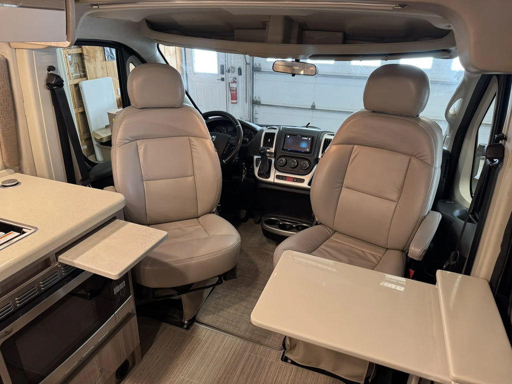 Sièges avant pivotants et tablettes du motorisé Classe B Sequence 20L 2022.