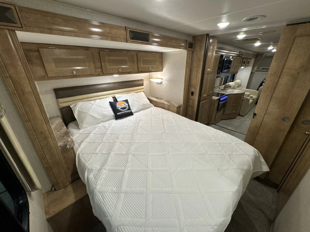 Chambre du motorisé Coachmen Leprechaun 311FS 2020 vue en direction du salon.