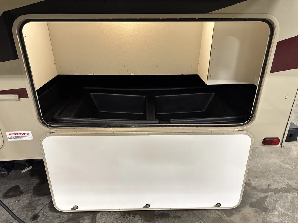 Compartiment de rangement extérieur ouvert du motorisé Coachmen Leprechaun 311FS 2020.