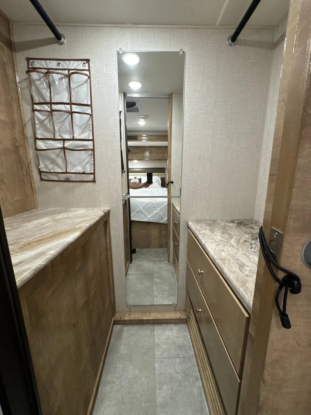 Couloir du Coachmen Leprechaun 311FS 2020 avec meubles de rangement et accès à la salle de bain.