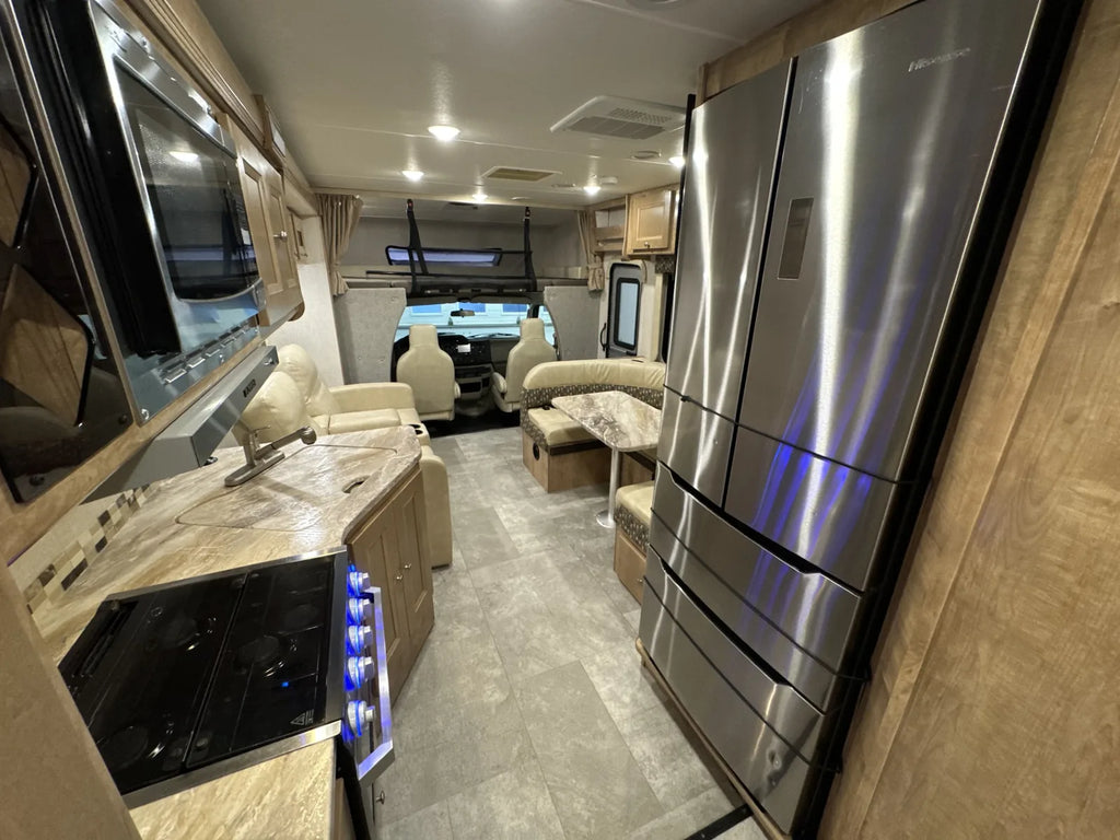 Cuisine du motorisé Coachmen Leprechaun 311FS 2020 avec évier, cuisinière et réfrigérateur.