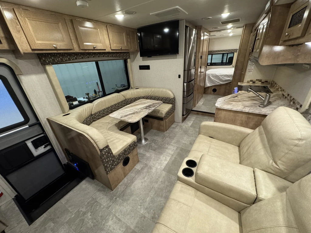 Dinette et fauteuils du motorisé Coachmen Leprechaun 311FS 2020.