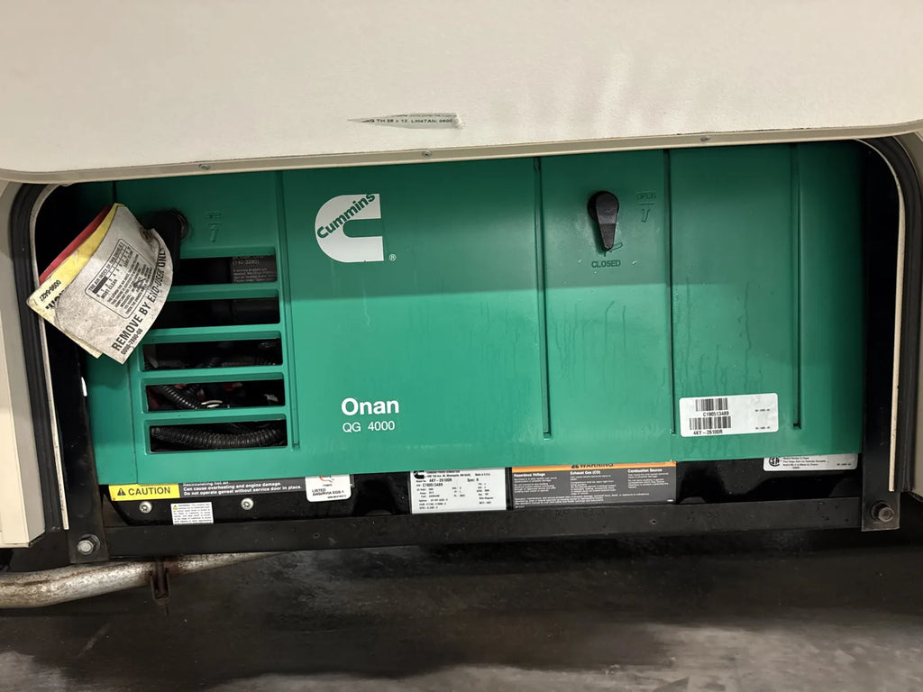 Génératrice Onan du motorisé Coachmen Leprechaun 311FS 2020 dans son compartiment extérieur.