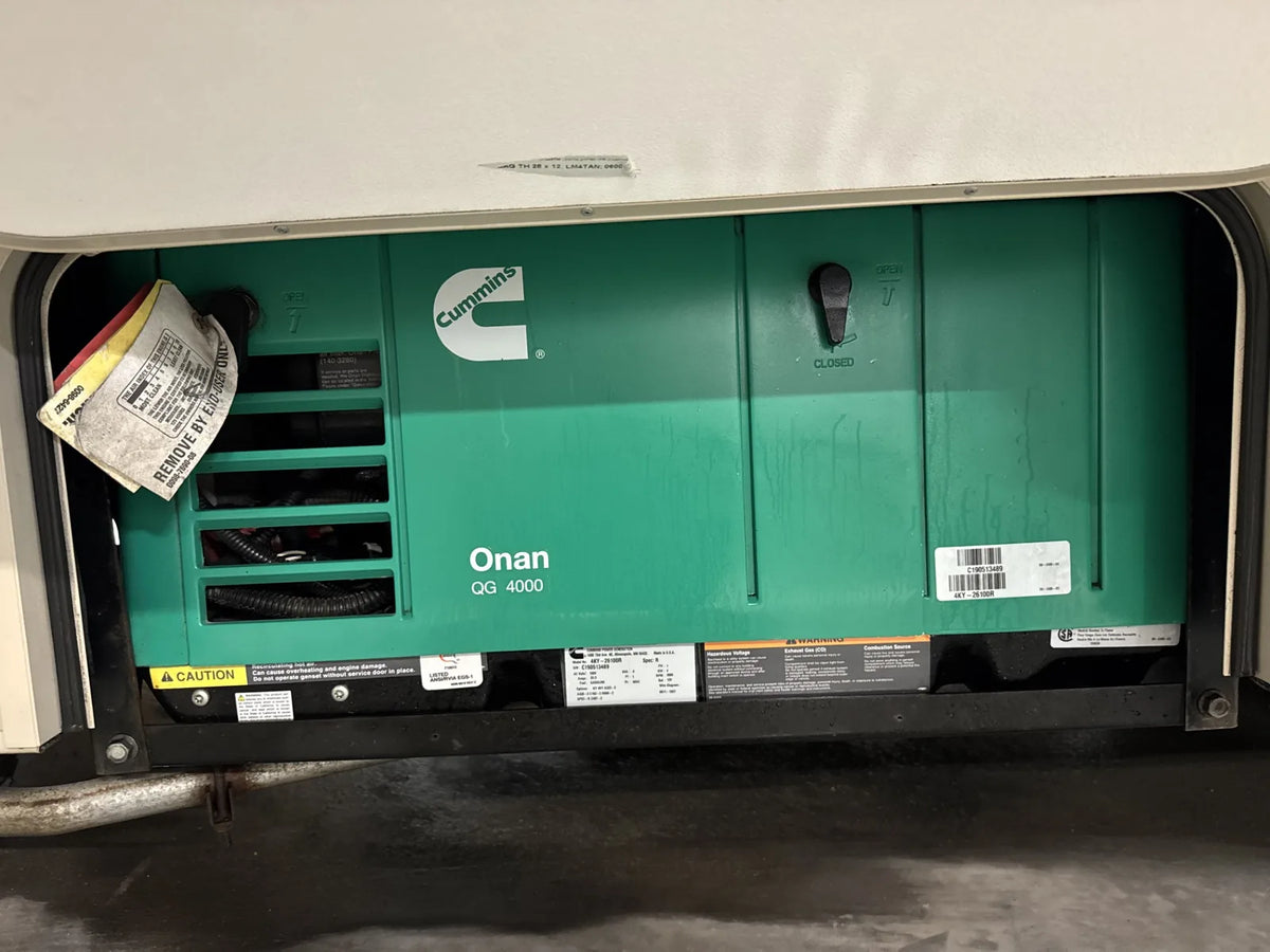 Génératrice Onan du motorisé Coachmen Leprechaun 311FS 2020 dans son compartiment extérieur.