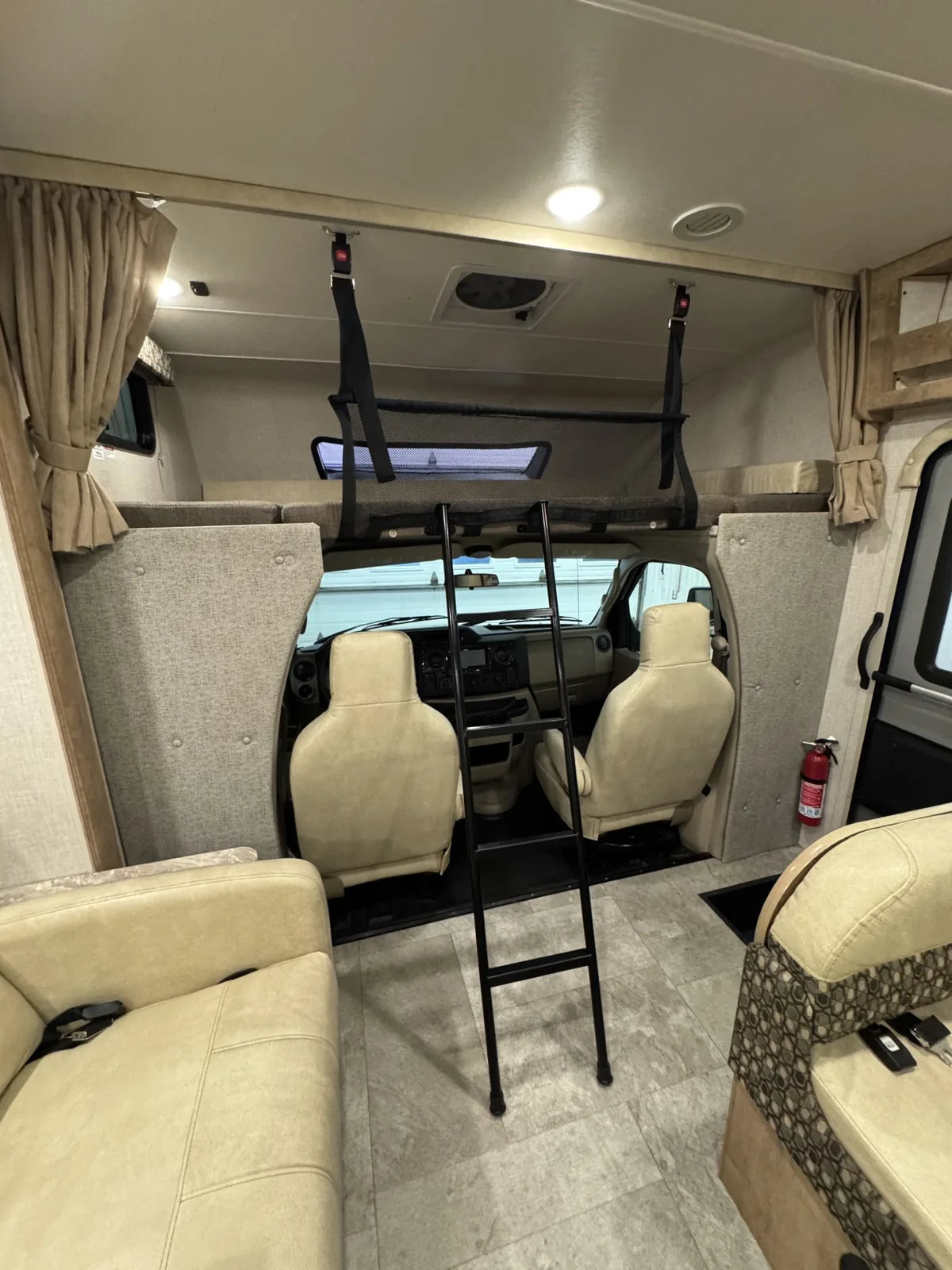 Lit au-dessus de la cabine de conduite du motorisé Coachmen Leprechaun 311FS 2020.
