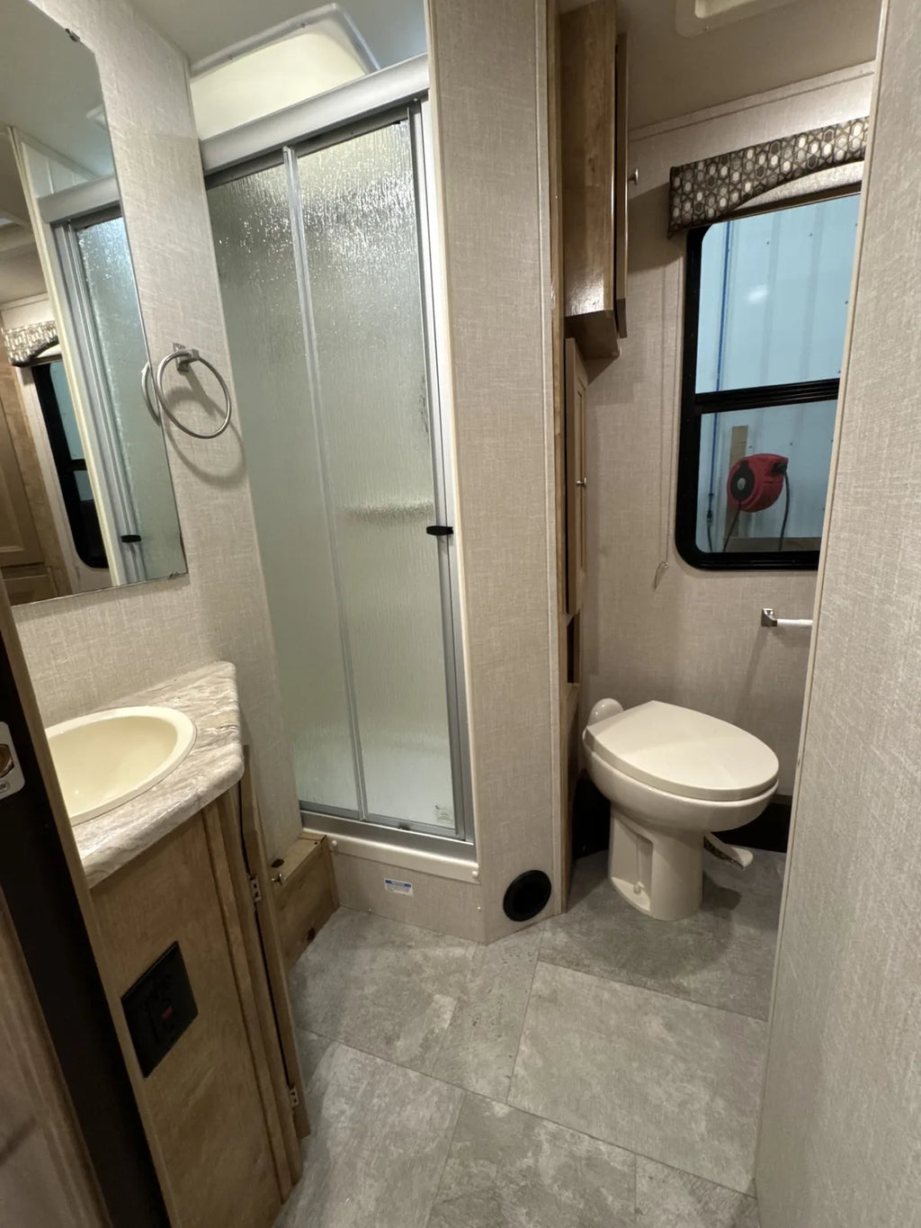 Salle de bain du motorisé Coachmen Leprechaun 311FS 2020 avec douche et toilette.