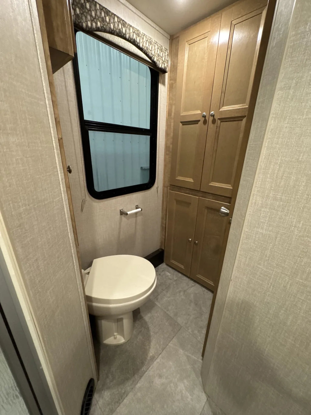 Toilette et armoire de rangement dans le Coachmen Leprechaun 311FS 2020.