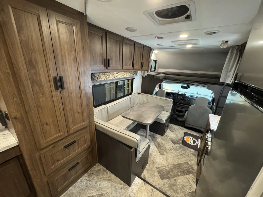 Armoires, dinette et cabine de conduite du motorisé Sunseeker 2350LE 2021.