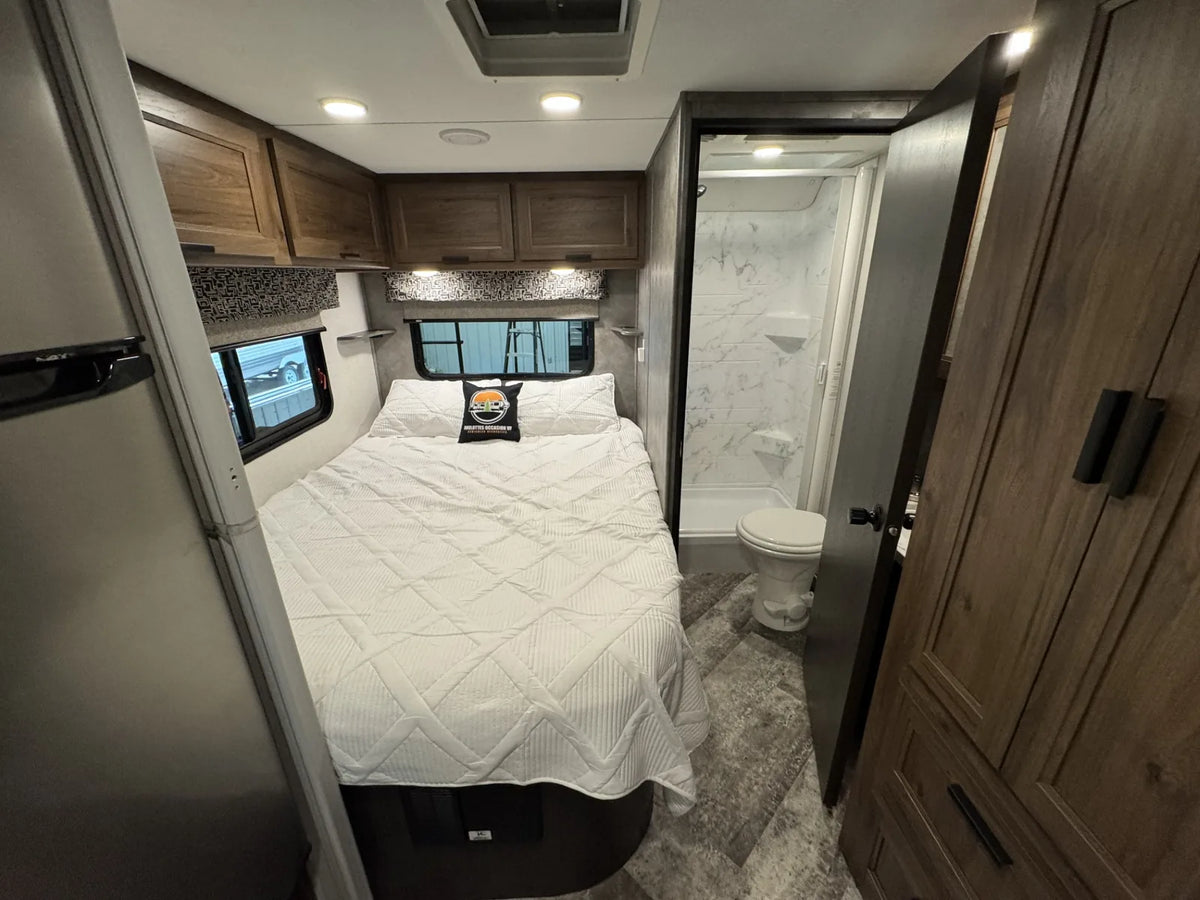 Chambre et salle de bain du motorisé Forest River Sunseeker 2350LE 2021.