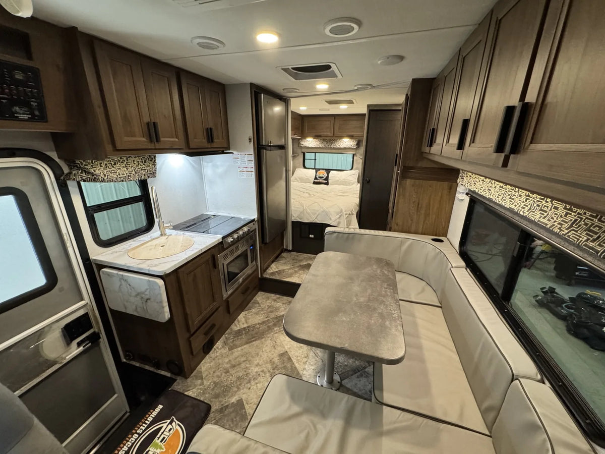 Cuisine, banquette et table du motorisé Forest River Sunseeker 2350LE 2021.